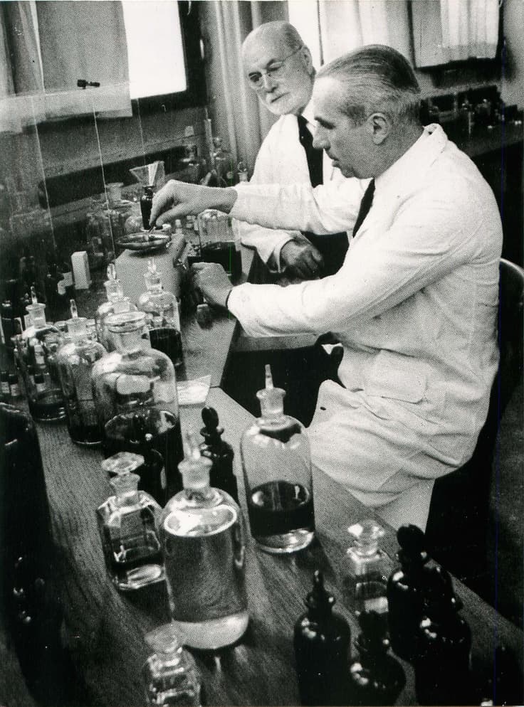 Archive photo: two perfumers at work in the laboratory